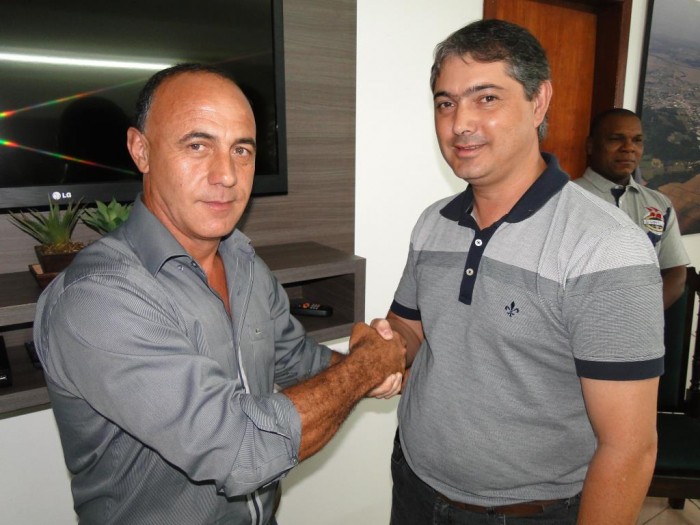 Everaldo João Pereira (a esquerda) tomou posse nessa quinta-feira (Foto: Itaionara Recco)