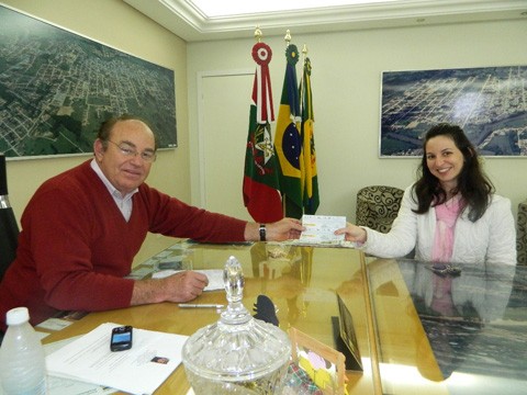 O prefeito de Braço do Norte, Vânio Uliano, entregou cheques à presidenta da Rede Feminina de Combate ao Câncer, Valdete Volpato de Matos Aguiar