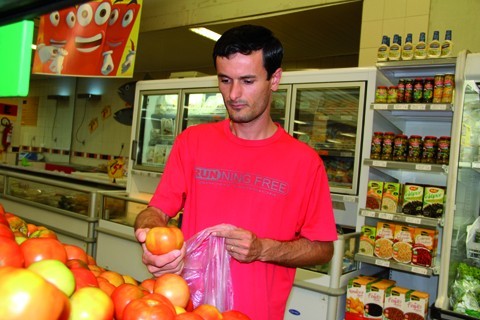 O consumidor Ricardo Mendes, de Tubarão, ainda não deixou de levar o fruto para casa, apesar da inflação (Foto: Notisul)