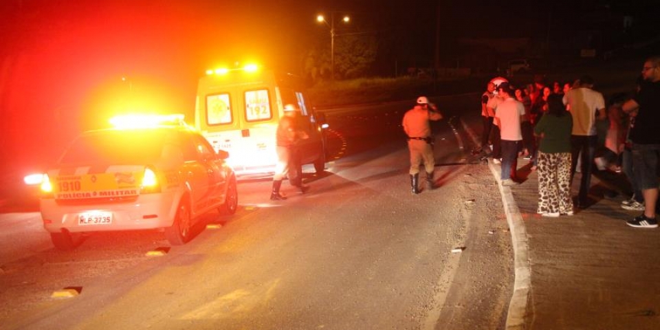 Motociclista embriagado fica ferido após sofrer queda na 