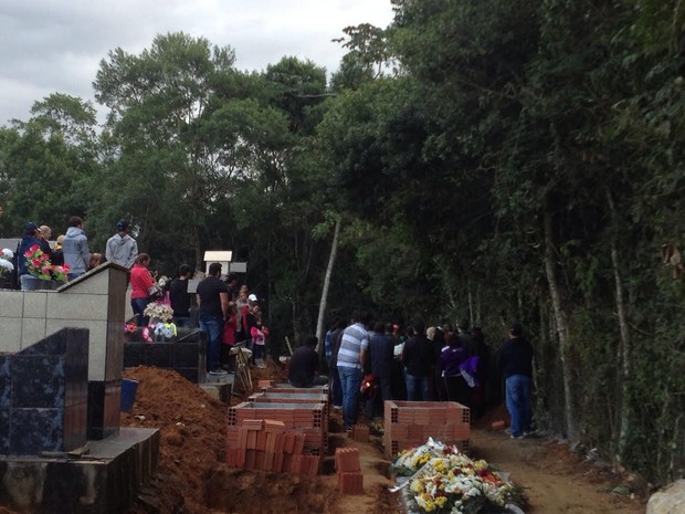 Enterro do menino aconteceu na tarde de quinta (25) (Foto: Kleber Pizzamiglio / RBS TV)
