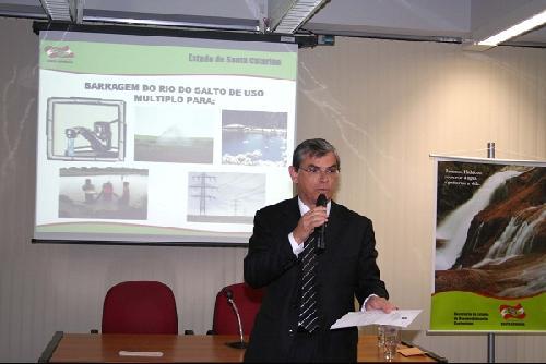 Foto: O então governador Eduardo Pinho Moreira na apresentação do projeto da Barragem Rio do Salto em 2006./Divulgação