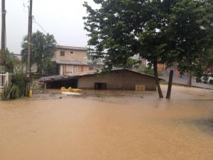 Casa inundada após alagamento em Lauro Müller