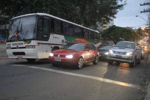 Colisão entre carro e ônibus deixa trânsito lento em Criciúma