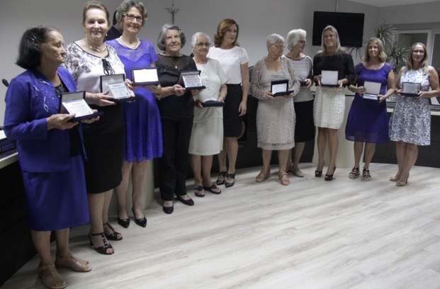 Vereadores de Orleans homenageiam mulheres que contribuem para formação de uma sociedade melhor 