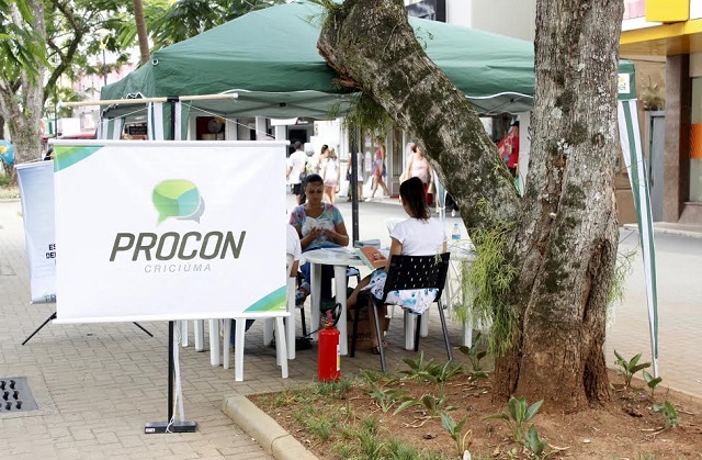 No Dia Internacional do Consumidor, Procon orienta comunidade na Praça Nereu Remos