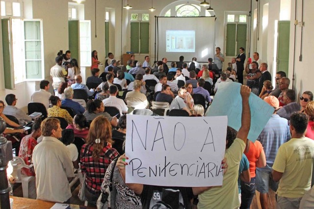 População protesta contra penitenciária em Laguna