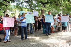 População protesta contra penitenciária em Laguna