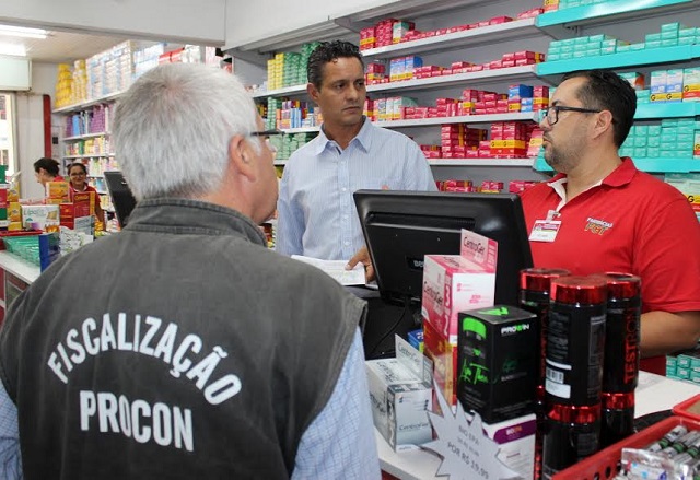 Procon multa farmácias de Criciúma por falta de atendimentos prioritários