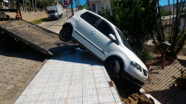 Carro desgovernado desce ladeira e atinge portão de residência, em Criciúma