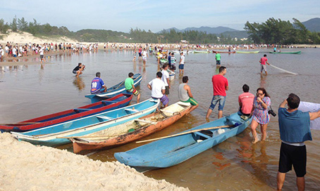 Comunidade de Garopaba protesta contra esgoto em lagoa