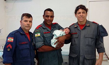 Dentro da ambulância dos bombeiros de Laguna , mãe dá à luz sexto filho