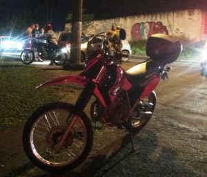 Durante perseguição, ladrões envolvem-se em acidente e são detidos pela PM de Criciúma