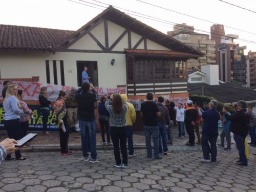 Em protesto, sindicalistas amanhecem na frente da casa de Ronaldo Benedet5