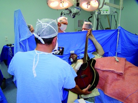 Homem que cantou e tocou violão durante cirurgia faz vaquinha para tratamento após tumor retornar