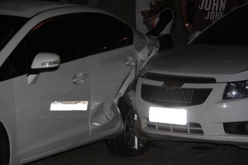 Condutor bate em veículo estacionado e provoca engavetamento, em Orleans