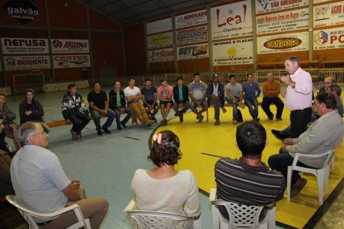 Lideranças e moradores de Rio Capivaras discutem local para construção de ponte de concreto