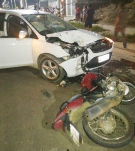 Motociclista sofre ferimentos após ter frente cortada por veículo, em Braço do Norte