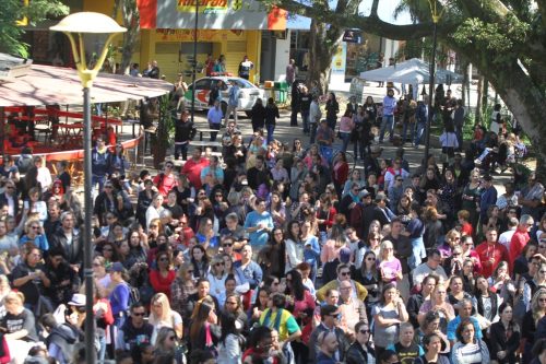 Multidão comparece à Praça Nereu Ramos, em Criciúma; Veja vídeo