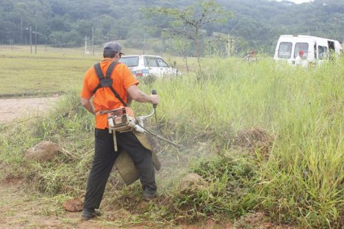 Mutirão da Prefeitura de Criciúma limpa 11 terrenos nesta sexta e sábado