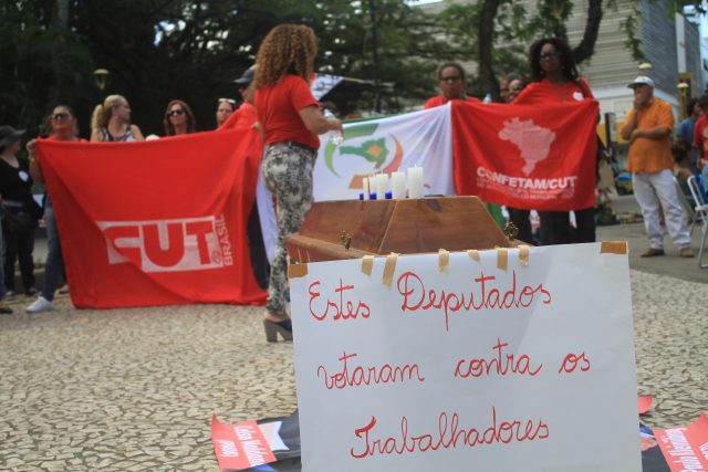 Trabalhadores protestam contra reformas em Criciúma