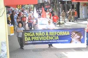 Trabalhadores protestam contra reformas em Criciúma2