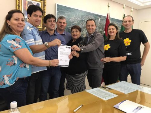 Assinada ordem de serviço para pavimentação de rua, em Braço do Norte