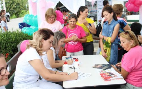 Ação na Praça Rede Feminina de Combate ao Câncer de Lauro Müller