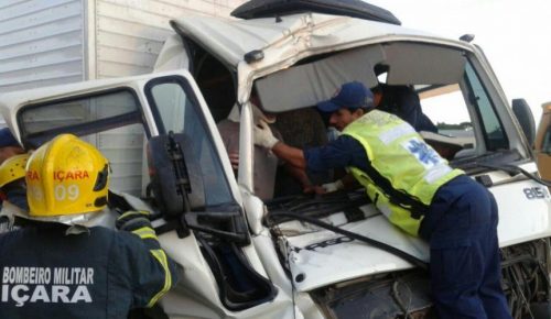 Caminhoneiro fica preso à ferragens após colisão traseira na SC-445, em Içara