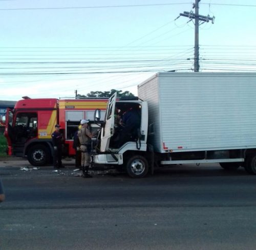 Caminhoneiro fica preso à ferragens após colisão traseira na SC-445, em Içara