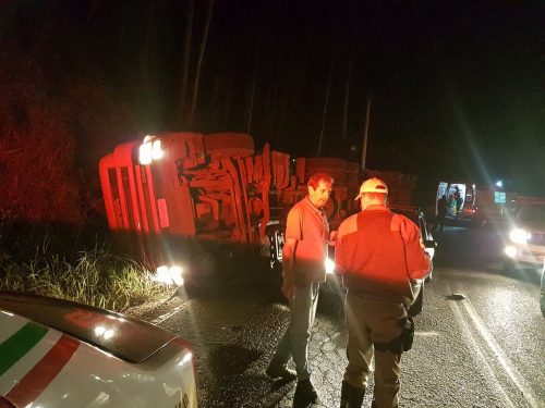 Caminhão carregado de carvão tomba na Serrinha da Boa Vista, em Lauro Müller2