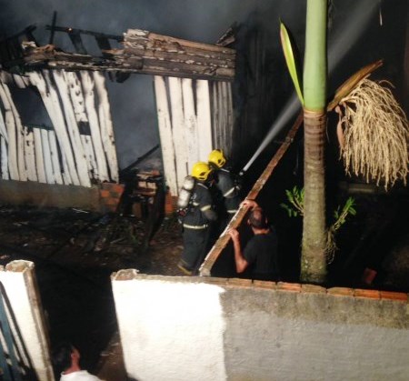 Casa é destruída em incêndio em Criciúma