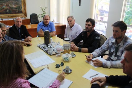 Comitiva e prefeito de Nova Veneza discutem despoluição do Rio Mãe Luzia