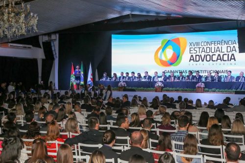 Crise institucional brasileira permeia discursos na abertura da Conferência da OAB SC