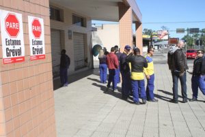 Em assembleia, trabalhadores dos Correios decidem manter greve