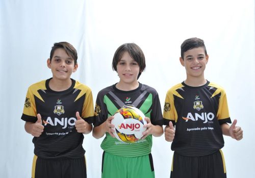 Entrega do uniforme do Anjos do Futsal busca manter a motivação dos garotos pelo projeto