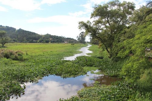 Limpeza do rio que corta o centro de Jaguaruna inicia na próxima semana
