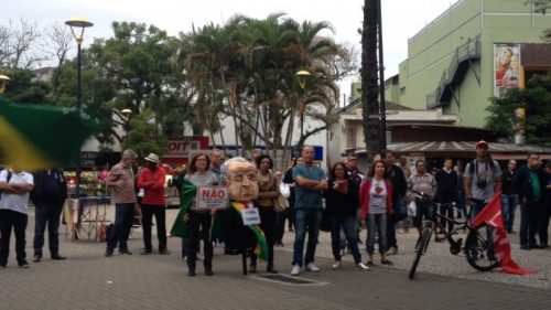 Manifestantes se reúnem para protesto contra Temer, em Criciúma2