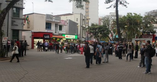 Manifestantes se reúnem para protesto contra Temer, em Criciúma2