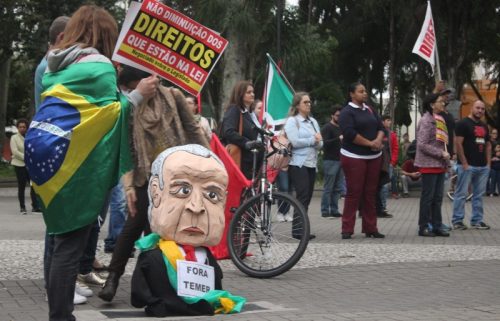 Manifestantes se reúnem para protesto contra Temer, em Criciúma3
