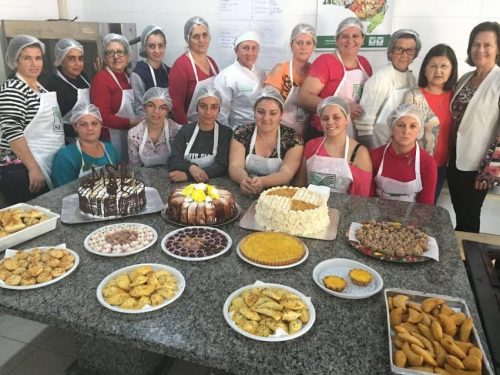 Mulheres de Lauro Müller participam de curso de confeitaria