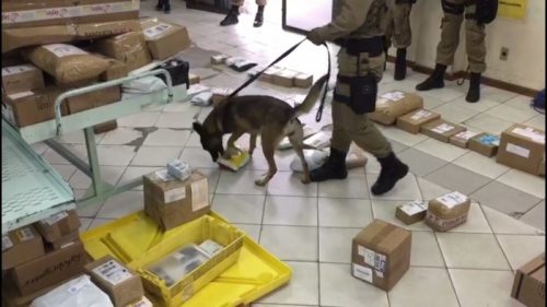 PM flagra 1,4 kg de cocaína em embalagem postada nos Correios, em Araranguá