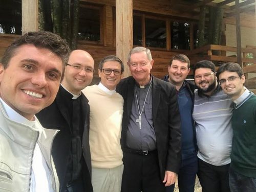 Padres com até cinco anos de ordenação se encontram com bispo
