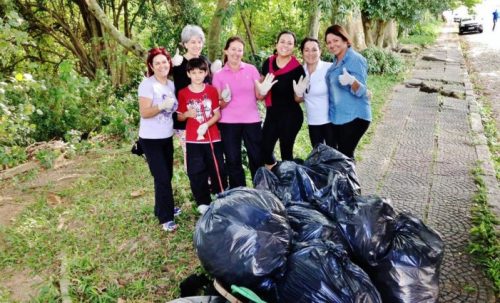 Voluntários recolhem lixo das margens do Rio Tubarão