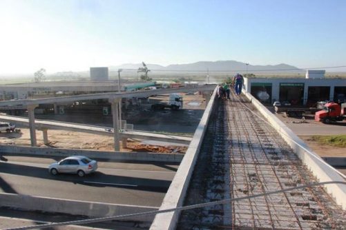 Última passarela, em construção na BR-101, recebe trabalhos finais de concretagem