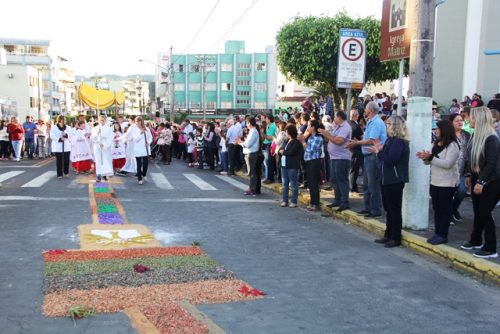 Centenas de orleanenses participam da solenidade de Corpus Christi