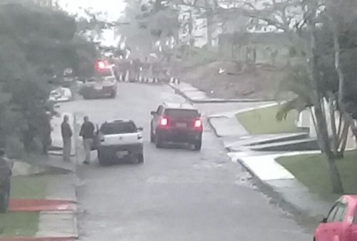 Após tentativa de fuga, criminosos trocam tiros com PM de Criciúma