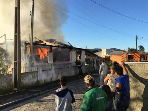 Família de Capivari busca ajuda após incêndio