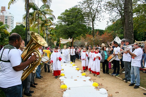 Corpus Christi: ser presença eucarística e rezar pelo Brasil