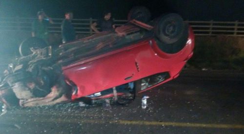 Idosos ficam feridos após carro colidir em trator e capotar na SC-290, em São João do Sul2